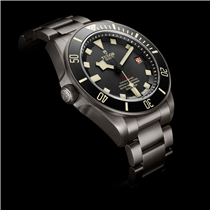 【TUDOR 帝舵 | Pelagos LHD】 為了滿足專業潛水員的特殊需求，Tudor推 出「 左 撇 子 」 款 Pelagos LHD腕錶。此錶款的調校轉軸位於中層錶殼左 側，因此可佩戴於右手腕上。鋼摺扣鈦金屬錶帶配備自動調節裝置，讓錶帶可隨潛水衣在深海受壓緊縮或返回水面時膨脹而自行調校。 如欲了解更多，請密切留意高時錶行Facebook專頁或親臨或致電高時錶行以下分店查詢。... - 沙田新城市廣場3期3樓A304號舖，電話：2604 1488