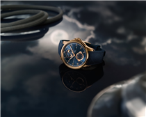 #WW2020Novelties【全新IWC葡萄牙系列航海精英腕錶 結合永恆優雅與運動氣息】  2020年4月25日，沙夫豪森/日內瓦 – 沙夫豪森IWC萬國錶推出全新IWC葡萄牙系列航海精英腕錶。新穎的航海功能、 優雅的錶殼比例，加上堅固設計和防水性能，讓這枚航海運動錶成為在甲板和岸上的最佳拍檔。IWC葡萄牙系列航海精 英月相及潮汐腕錶是首款配備IWC萬國錶全新研發潮汐指示的腕錶。IWC葡萄牙系列航海精英計時腕錶共設三款型號。  自2010年起，IWC葡萄牙系列航海精英腕錶為本系列注入一抹運動氣息。這枚航海運動錶將永恆優雅、堅固耐用與 優異的防水性能結成一體。些特質促成航海精英腕錶的廣 泛用途，無論在水上抑或陸地上都出眾奪目。精細的錶圈 和平坦的錶環是這款新作令人眼前一亮的特色， 透過44毫 米直徑的錶殼，呈現優雅的比例。 