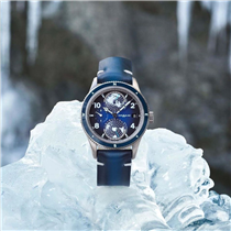 【Montblanc 1858系列：捕捉山峰探險精神】 Montblanc 1858系列腕錶蘊含復古的運動風格元素，靈感來自於「回歸自然」的風潮以及Montblanc的豐富傳承。本系列的設計與產品特色均源於Minerva於1920和30年代的Minerva軍用計時碼表。Montblanc於2020年推出以藍色為主軸的全新材質混搭腕錶，向品牌標誌的靈感來源 - 冰川與終年覆蓋皚皚白雪的高山峻嶺致敬。 Montblanc遵循Minerva逾160年的高級製錶歷史與傳承，透過設計、風格與技術創新，連結過去與現在，打造無與倫比的腕錶，而1858系列即是最佳的例子。