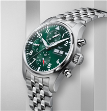 IWC萬國錶飛行員腕錶系列 加入搭載自製機芯的41毫米計時腕錶 沙夫豪森IWC萬國錶於「鐘錶與奇蹟」（Watches & Wonders）線上錶展推出飛行員系列計 時腕錶41。全新錶款採用精巧的41毫米精鋼錶殼，搭配藍色或綠色錶盤。為顯露品牌研發自製機芯的專業能力，腕錶搭 載IWC萬國錶69385型機芯，並可透過藍寶石玻璃底蓋一覽無遺。憑藉全新的EasX-CHANGE系統以及小牛皮、橡膠或 精鋼錶帶，飛行員系列計時腕錶41成為無與倫比的運動時計。 85年來，IWC萬國錶一直致力為專業飛行員度身訂做符合 實際要求和特定需求的飛行員腕錶。原本為導航設計的精 確可靠工具，現在以標誌性的駕駛艙儀表設計、超高耐用度 和多功能性享譽盛名。計時腕錶是IWC萬國錶飛行員腕錶 系列的支柱。機械計時功能不只帶來了典型的工具腕錶外 觀，也在日常生活中提供近乎無限的應用方式。