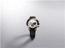 【ZENITH為CHRONOMASTER SPORT系列增添璀璨金光】 Zenith推出全新Chronomaster Sport系列運動腕錶，結合經典設計元素、卓越性能和精準計時，再次體現品牌無與倫比的高振頻自動計時腕錶大師地位。延續Chronomaster Sport的成功，Zenith以全新溫潤玫瑰金打造新款式，為1/10秒計時腕錶系列添上新一員。 早在El Primero機芯於1969年面世之時，ZENITH就曾推出自動計時腕錶的黃金款式，其中包括G381和G581經典錶款。時至今日，品牌延續這傳統，將新一代El Primero機芯搭載於Chronomaster Sport系列玫瑰金款式之中。