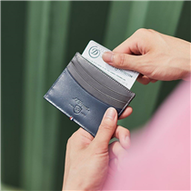Keep your cards safe and secure in this stylish six-pocket bi-colour "Line D" credit card holder. Perfect for everyday use, slim and resistant so you can always keep it in your pocket :