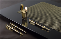 Discover the new “Ligne 2” Atelier Bronze lighter, with its famous “cling” when opened and its double flame cigar burner. 