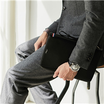 The new “Défi Millennium” leather clutch is ideal for businessmen. Inside its large zippered pocket you have 6 pockets for credit card holder, 1 pen loop and 3 large flat pockets. 