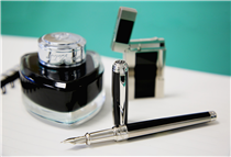 The matching fountain pen and lighter "Windsor" are the height of elegance and class : symbols of our artisans' savoir-faire on lacquer and goldsmith