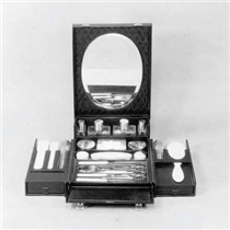 In 1939, S.T. Dupont joined Louis Cartier in New York where their travel cases were available at the Cartier boutique on Fifth Avenue. 