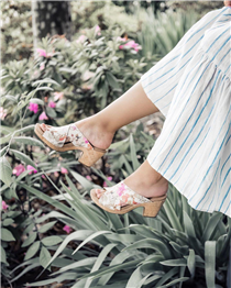 Celebrating #summersolstice in these beauties 🌸 🌺 #summersandals   📸 @_anna_english 