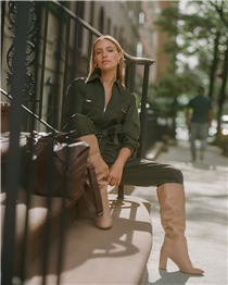 🤔 The easiest way to excel in autumn dressing? Slip into a boiler suit and a pair of slouchy leather boots 👢! Discover the new range now in stores and at hm.info/61884ybN4 .
