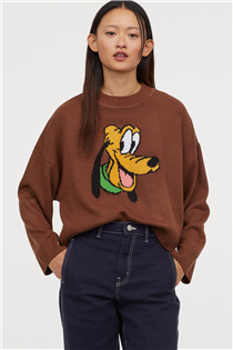 Mickey and Minnie return for this autumn's all-new Asia-inspired Collection together with their beloved friends 😘, Donald Duck, Daisy, Goofy and Pluto! Bringing back the popular printed tees 👕 and sweatshirts, the collection also features jacquard-knit sweaters for that cute yet versatile street style. 😎 Check out the latest #HMDivided styles today in stores! #HMhongkong #HMmacau #InStoreOnly