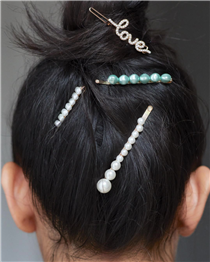 今季大熱嘅珍珠點綴頭箍同髮夾您點可以錯過？😍 即到門市或上 hm.info/61804yYB6 發掘更多🥳節日款式！