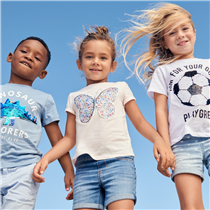 ✨ Shine and sparkle this summer with our new sequin tees 👕 for kids! Now in stores and at hm.info/61854yKjZ .