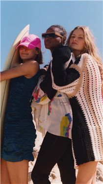 天然布料糅合閃爍金屬✨及充滿未來感🚀配飾等嘅優雅元素：為具有好奇心、喜歡斑斕色彩及勇於創新嘅您而設嘅造型。H&M Studio系列將於2月20日登陸 H&M 銅鑼灣Fashion Walk旗艦店及網店！🛍️