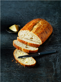 我們選用30年天然酵母，以傳統的方式製作所有的酸種麵包，賦予其獨特的風味。而且，我們的所有烘焙麵包均選用含維他命D的獨特天然酵母來製作，幫助骨骼健康。 We make all our sourdough loaves in the traditional way, using a 30-year-old starter which gives a unique, signature flavour. What’s more, all our bread contains vitamin D, essential for bone health 💪🏼