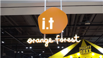 i.t orange forest現已開幕！旗艦店可劃分為多個區域，配合不同主題的獨特裝潢，有如遊走於森林中發掘各式各樣的時尚新品！男女裝和配飾一應俱全，粉絲們當然不能錯過！ i.t orange forest