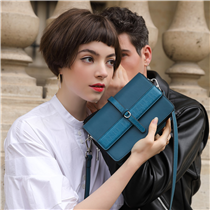 藍色boxy bag，讓你在上班和週末都保持優雅氣質！