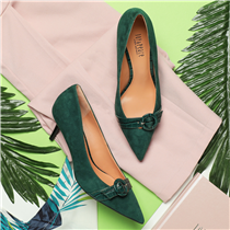 今天就穿上這雙優雅的翡翠綠矮跟鞋，為工作造型注入清新色調！