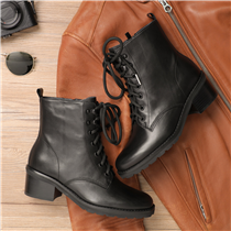 今個冬天穿上黑色綁帶皮靴，展現型格率性的一面吧。