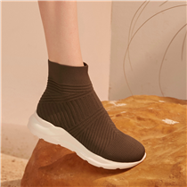 以飛織物料而製的運動鞋，完美貼服腳面，適合追求舒適的你。