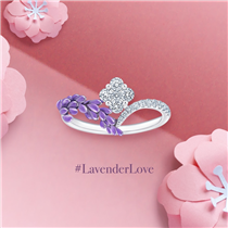 全新《 #花漾》鑽飾系列 #LavenderLove 以紫色琺瑯模擬薰衣草的姿態，配以顆顆天然鑽石，讓夢幻夏日環在指間。