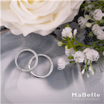 秋日清新的氛圍，透來微涼的幸福感。天然鑽石鑲嵌的結婚戒指，為每段愛情見證一生一世的承諾。