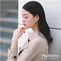MaBelle #專業穿耳服務 榮獲【ISO9001國際質量認可標準】，穿耳耳針連獨立膠囊均由美國進口，經符合「美國食品及藥物管理局」(US Food and Drug Administration, FDA)的標準，進行消毒及密封包裝。膠囊用完即棄，保證安全衛生。 現在只要經網上預約以下指定地點及時間，登記後收到專人致電確認預約後，即可到 MaBelle閃爍鑽飾展免費體驗【專業穿耳服務】一次！