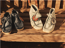 This season’s suede wallabees are made in collaboration with @ClarksOriginals, and reproduce an authentic ‘90s design with close ties to British rock and festival culture. Each pair comes with a range of customised Kent & Curwen branded badge fobs.