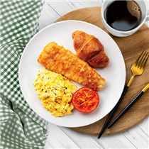 大大塊香脆魚柳，配上嫩滑黑松露炒蛋，就是一份豐富又滋味的完美早餐，讓你以滿足的心情過一個輕鬆愜意的星期五！ You deserve to have a sumptuous breakfast for your lovely Friday! How about this giant crispy fish fillets with aromatic scrambled egg with truffle?