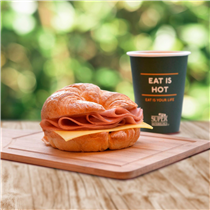 今日早餐不如就來一個蜜味火腿車打芝士牛角包吧！配搭簡單但滋味非常，為你展開一個美好的週末！ Let's have a simple but tasty Honey Ham & Cheddar Cheese Croissant for your breakfast today! to start you weekend now !