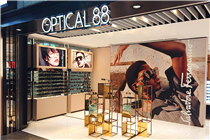 【OPTICAL 88 x Salvatore Ferragamo Pop-up Store】 Salvatore Ferragamo 全新眼鏡系列將獨特嘅對比色調同材質揉合，同時喺設計上忠於品牌嘅獨特元素，喺經典靈感同現代風格之間取得平衡⚖。無論誇張前衛嘅設計抑或係低調嘅線條，全新一季嘅太陽眼鏡🕶及鏡架系列👓都詮釋咗品牌一如以往對極致優雅同功能兼備嘅理念✨。 地址：尖沙咀新港中心地下 G18 號舖...