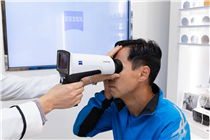 好多人都唔知，有啲身體問題係可以透過視網膜反映出來，就好似香港第二號致盲殺手 - 糖尿病性視網膜病變(俗稱糖尿眼) 。 前香港華人馬拉松紀錄保持者吳師傅就率先體驗整個蔡司VISUHEALTH流程，利用VISUSCOUT眼底攝影機以5分鐘檢查視網膜健康，除咗驗光同時了解自己嘅視網膜情況。 定期篩查可以及早發現糖尿眼問題，防患未然！...