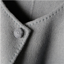 灰綠色羊毛 little jacket 加上低調的針織鈕扣細節，
