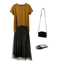 Mustard yellow的不規則 tee 跟黑色 reversible skirt，二者的不規則細節互相呼應，半截裙的緞面材質平衡了cotton tee的休閒感，加上一對 leather mules，時尚又充滿活力。