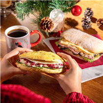 星巴克聖誕限定軟包及三文治為您的一天注入源源能量！🥪 #咸牛肉魯賓義大利軟包