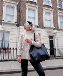 Out and about with @lauraslittlelocket, getting all the cosy Autumnabl vibes! Laura's styling the LAURA leather tote (naturally) and our star embellished alice band. SHOP HAIRBAND: festivalwalk