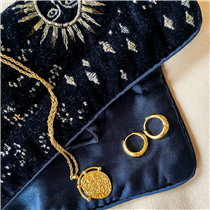 Your jewellery may be the star of the show, but our embellished jewellery roll shines just as bright 🌟 Tap the link in our bio to shop