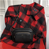 經典紅格子外套款式簡潔而突顯獨特個性，搭配的Angele相機袋款，夾層設計實用有型，成為冬季最受矚目的街頭穿搭! Instagram ❙ festivalwalk