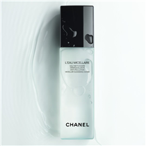 L’EAU MICELLAIRE by CHANEL removes makeup and cleanses all skin types, particularly sensitive skin, in a single step. 