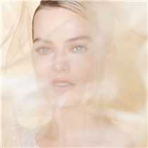 Captivating and luminous, Margot Robbie incarnates GABRIELLE CHANEL ESSENCE*. The fragrance of a radiant woman.