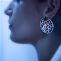 The Folklore earrings are an interpretation of colorful, traditional Russian embroideries. They are reimagined in daring red lacquer, Gabrielle Chanel’s favorite color, and punctuated with tsavorite and orange garnets, blue and pink sapphires, diamonds and pearls. Discover the collection on chanel.com/-thelovers. 