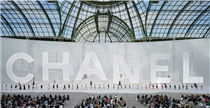 ‘CHANEL’ in capital letters inspired by the Hollywood Sign provides the backdrop for the finale of the Spring-Summer 2021 Ready-to-Wear show. 