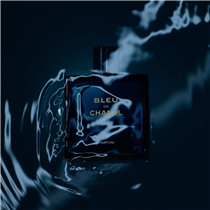 An intensely woody aromatic fragrance that opens with freshness and then lingers with a generous and powerful accord, illuminated by New Caledonian sandalwood.