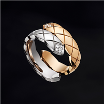 CHANEL reinvents the Toi et Moi ring style for the COCO CRUSH collection. Two lines coming together, like 2 destinies that meet and intertwine without merging, symbolizing love and liberation. The pieces are available in a small version in BEIGE GOLD with diamonds or in BEIGE GOLD and white gold with diamonds, and a large version in BEIGE GOLD and white gold with diamonds. 