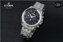 【CYMA計時最強】計時皇牌強者 早前我們介紹過CYMA司馬錶的計時飛行軍表，這次同樣的計時功能，落戶動感與優雅形象兼而有之的款式，又有截然不同的另一番味道。 最新的這款計時腕錶，02-0568-001型號採用43.5mm不鏽鋼錶殼，內藏ETA7751自動機芯，為免錶盤出現過多視窗影響視野，累計器分布6:00、9:00及12:00位置，同時收容多項複雜顯示，6:00位置設有月相和12小時累計、9:00位置備有小秒針和24小時顯示、12:00位置則屬於星期、月份和30分鐘累計的領域，至於日期並非棲身普遍的3:00方位，而是採用紅色半月形指針式外緣顯示，各項功能收納得井井有條，心思值得嘉獎。腕錶搭配不鏽鋼鏈帶，防水100米，限量50枚。... 《時間廊FACEBOOK獨家訂購專享》