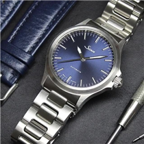 【Sinn 556 I B — 動靜皆宜 全天候腕錶】 要找一隻既能遊山玩水，又可以平日返工配西裝的腕錶，這隻Sinn的556 I B必能滿足你！來自德國的Sinn，出名耐磨又防撞，它的錶殼科技深受用家歡迎。而556 I B錶殼以精鋼製造，錶徑38.5 mm，深藍色的電鍍錶盤，可因應光線折射出不同的藍色，其錶殼的打磨加上金屬錶帶令腕錶充滿剛陽味及德國品牌的工藝精神。 反手一看，它的藍寶石水晶透明錶底更是一大賣點，可讓用家清楚看到機芯的運作，腕錶使用SW200-1自動機芯，具耐衝擊、防磁、停秒等功能，更有200米防水和耐低壓，貼近其他品牌的潛水手錶深度，而且腕錶的時刻和時針皆有luminescent 夜光塗層，晚上亦可清楚閱時。腕錶更可替換錶帶，滿足你不同場合的需要。... 立即選購：