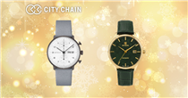 【#Christmas Gift at City Chain — 簡約設計盡顯心意】 濃情聖誕配以簡約精緻的設計更顯獨特心思，CYMA瑞士司馬以及Junghans的腕錶以設計優雅見稱，最適合喜愛個性設計的人。 Junghans 的3款max bill系列腕錶，以清晰簡明的極致美學，加上不同的心思設計，令每款都別有味道。首先是白色錶盤配搭黑色小牛皮錶帶的包浩斯經典款027/4009.02，錶盤背面有創校百年創意學校包浩斯的學院的面貌，其紅色大門和雄偉的前窗圖案，讓人留下深刻印象，指針採用紅色超亮環保夜光材質，雙面防眩光的拱形藍寶石玻璃鏡面，以硬質塗層密封，加上4層螺紋式透明後蓋。... 選購包浩斯經典款：