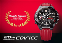 【Casio EDIFICE 20週年X Honda Racing限量版 — EDIFICE ECB-10HR型格紅黑超卓功能】 於2000年創立的Casio EDIFICE，今年已踏入20週年，特別推出EDIFICE與Honda Racing 全新聯乘錶款！Honda Racing是日本汽車品牌HONDA旗下車隊，而EDIFICE則不斷挑戰功能性的極限，兩者完美結合，這已是兩者由2018年起第三款聯乘產品。 手錶選用Honda一級方程式制服的紅色及黑色作為設計主題，而錶盤上金色的品牌標誌和錶圈上的特別以紅色標示的20，代表着EDIFICE型號面世20週年。錶面亦印有Honda Racing的車隊標誌，錶背正中央刻上20th Anniversary EDIFICE以及HONDA字樣，錶盒則採用正紅色，打開盒蓋後還可看見Honda Racing / LIMITED EDITION的字樣，極具意義！