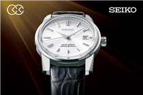 【King SEIKO SJE083J1— 時代的見證 】 2021年是SEIKO創立140週年，品牌應該會有一連串慶祝活動，在今個月便推出了限量復刻腕錶”King SEIKO”SJE083J1，擁有「精工王」的美譽原因是腕錶背後的故事，見證着品牌的歷史時刻。 King SEIKO是1965年品牌推出第二代KSK手錶，第一代於1961年面世。二代KSK強化了防水性能並加入停秒功能，在當時KSK代表了SEIKO工藝的精髓，因此品牌為其命名 “King SEIKO”。