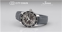 【Sinn 104系列 】 剛踏入2021年，為大家特別推介兩款德國品牌Sinn的經典飛行員手錶104系列，為新一年做好準備，把握每刻從容面對新挑戰！ 先推介贏得2021德國設計獎最佳產品設計的104 St Sa I A，傳統的Sinn風格設計，錶殼直徑41mm，黑色太陽紋錶盤，3點鐘位置設有日期和星期顯示，外錶圈12點位及內錶圈時刻均有夜光功能，外環錶圈可兩側旋轉，藍寶石水晶玻璃錶面及底蓋，讓用家可細心欣賞它的機芯運作，耐低壓20 bar。... 選購104 St Sa I A：