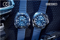 【情人節特別推介—SEIKO “Save the Ocean” 特別版】 送禮物予男士， SEIKO“ Save the Ocean”系列一定得到他的歡心！系列的King Turtle及武士King Samura深受錶迷歡迎，今次品牌就推出以上兩款的特別版SRPF77和SRPF79。 兩款特別版錶盤都用上魔鬼魚為主題圖案和漸變色錶盤，配上同色系灰藍色矽膠錶帶。基於King Turtle的SRPF77，錶冠與King Turtle一樣設於4點鐘位置，不鏽鋼並採用拉絲及拋光錶殼，錶徑45mm，日期窗口用上藍寶石水晶放大鏡，採用4R36自動機芯， 200m防水，黑色陶瓷錶環加上更明顯凹槽的坑紋更易操作。...