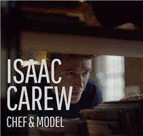 Isaac Carew chef, model and our fragrance lover, shares his passion for perfume. He played the game by opening up his kitchen to us in a video in which he shares his personal relationship with cooking and his father’s scent.
